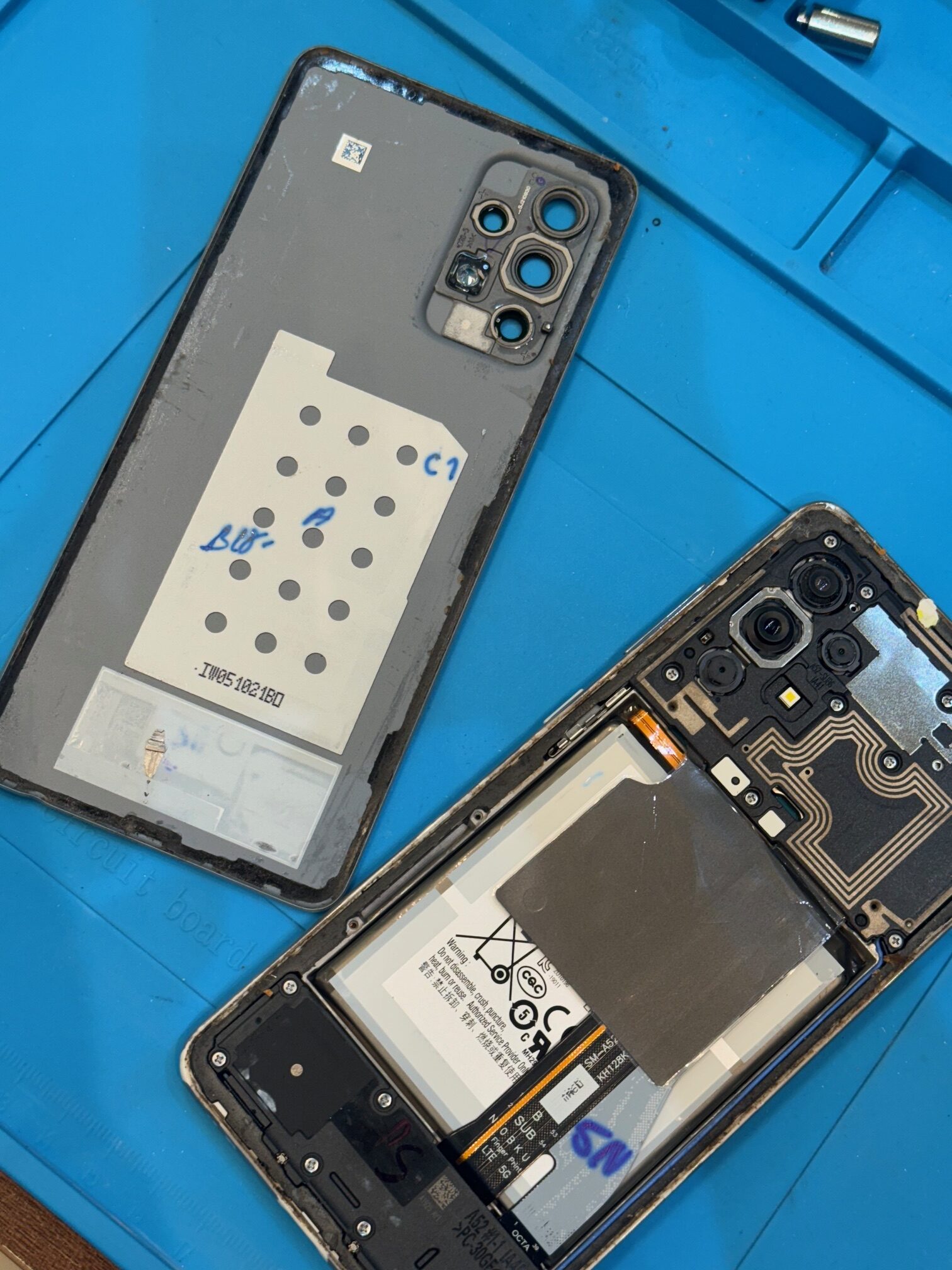 Galaxy A52 5G(SC-53B)の外れた背面パネルの再接着と圧着作業【うるま