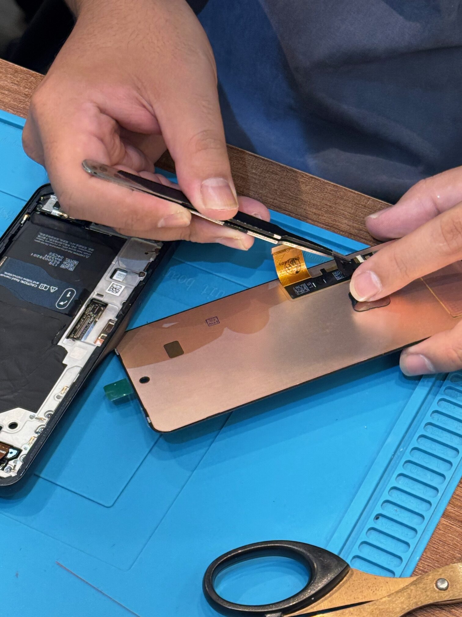 液晶破損したGoogle Pixel 8の画面修理【那覇市からご来店】 | スマホ